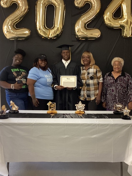 graduate with family members 